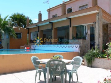 House 3 Bedrooms in Casc Urbà