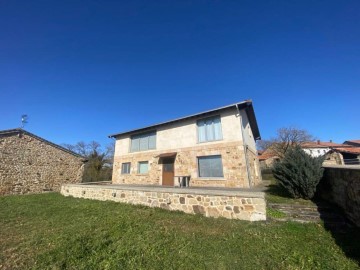 House 4 Bedrooms in La Riva