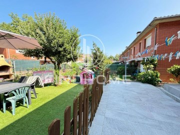 House 4 Bedrooms in Olot