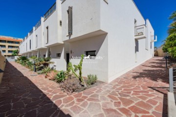 House 4 Bedrooms in Cruz Santa