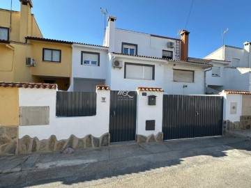 House 3 Bedrooms in Nambroca