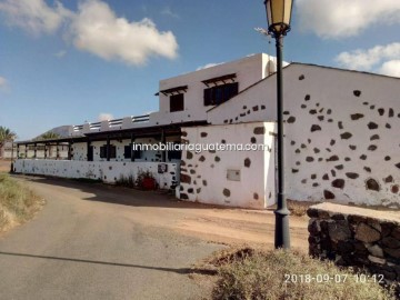 House 3 Bedrooms in Santa Oliva