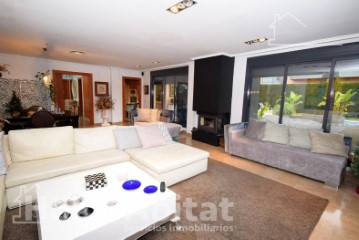 House 5 Bedrooms in Bétera Centro