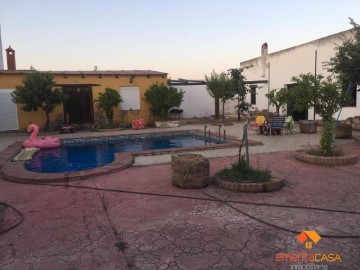 House 4 Bedrooms in Mirandilla