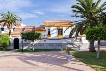 House 4 Bedrooms in Roquetas