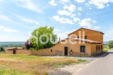 House 4 Bedrooms in Carbajal de la Legua