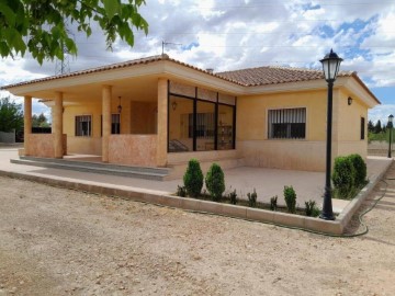 House 3 Bedrooms in Yecla