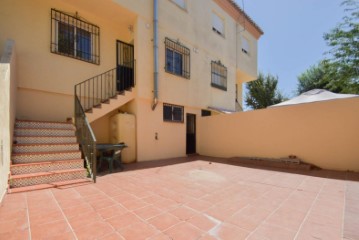 House 3 Bedrooms in Belicena