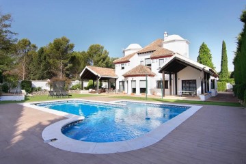 House 4 Bedrooms in Parque del Cubillas