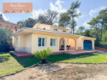 House 4 Bedrooms in Olivella