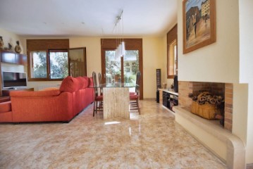 House 4 Bedrooms in Llinars del Vallès