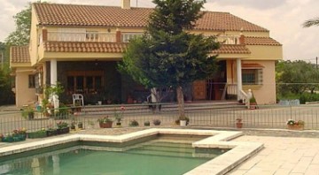 House 6 Bedrooms in Ayora