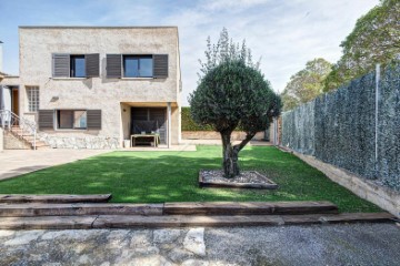 House 5 Bedrooms in La Llacuna