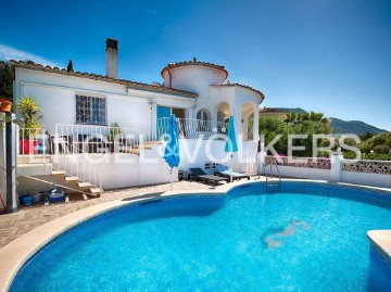 House 4 Bedrooms in Palau-Saverdera