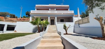 House 4 Bedrooms in Silves