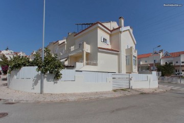 Maison 3 Chambres à Charneca de Caparica e Sobreda