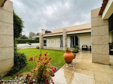House 5 Bedrooms in Louro
