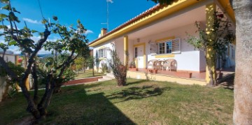 House 4 Bedrooms in Redondelo