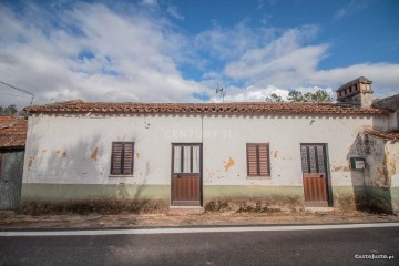 House 3 Bedrooms in Taveiro, Ameal e Arzila