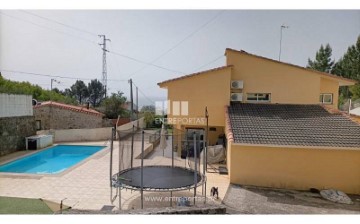 House 5 Bedrooms in Areosa
