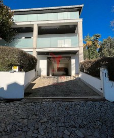 House 4 Bedrooms in Golães