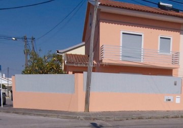 House 3 Bedrooms in Corroios