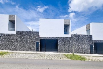 House 3 Bedrooms in Fenais da Luz