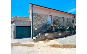 House 3 Bedrooms in Boivães