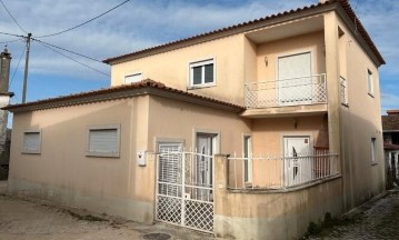 House 3 Bedrooms in Graça