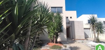 House 4 Bedrooms in Palmeira de Faro e Curvos