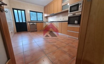 House 4 Bedrooms in Águeda e Borralha