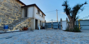 House 2 Bedrooms in Lavradas