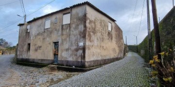 House 4 Bedrooms in Fornelo e Vairão