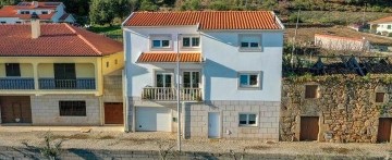 House 4 Bedrooms in Sabrosa