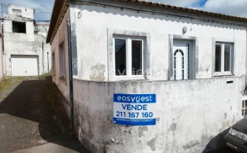 House 4 Bedrooms in Angra (Santa Luzia)