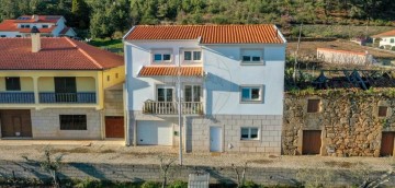 House 4 Bedrooms in Sabrosa