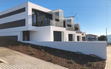 House 3 Bedrooms in Idães