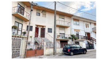 House 3 Bedrooms in Corroios