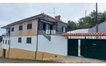 House 4 Bedrooms in Quintiães e Aguiar