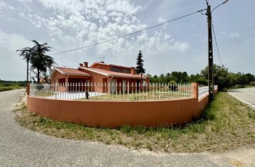 House 4 Bedrooms in Glória e Vera Cruz