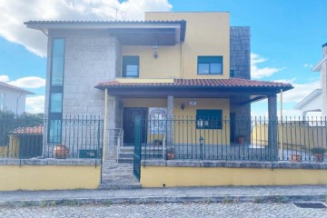 Maison 4 Chambres à Nogueira, Fraião e Lamaçães