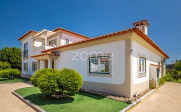 House 4 Bedrooms in Atouguia