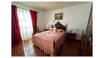 House 2 Bedrooms in Lomba de São Pedro