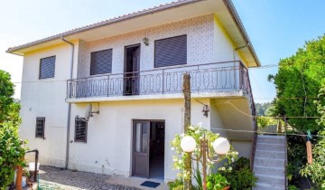 House 4 Bedrooms in Ucha