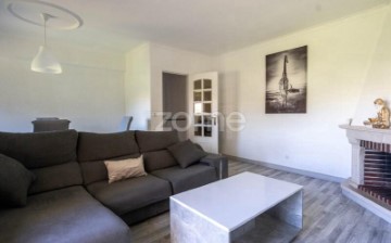 Apartment 3 Bedrooms in Pontinha e Famões