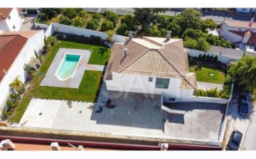 House 5 Bedrooms in Marinha Grande