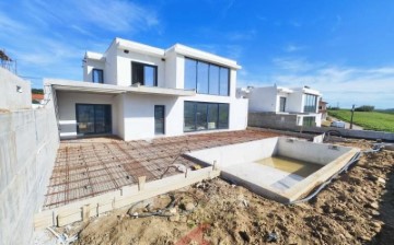 House 4 Bedrooms in Lourinhã e Atalaia