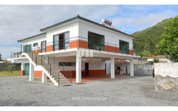 House 4 Bedrooms in Carreço