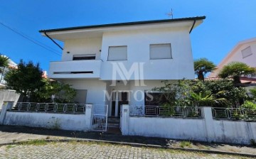 House 4 Bedrooms in Areosa