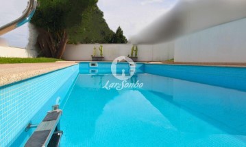 House 4 Bedrooms in Palmeira de Faro e Curvos